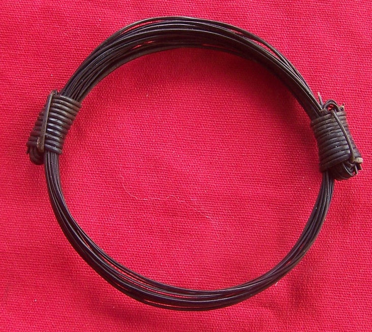 Traditional double sliding knot bracelet made with 6 hairs. - JE260