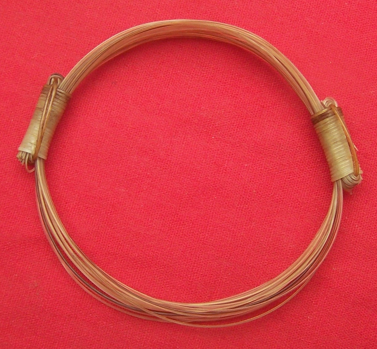 Purest white giraffe hairs only for this giraffe hair bracelet's construction. 3.5"/8.89cm maximum diameter. - JEGR3