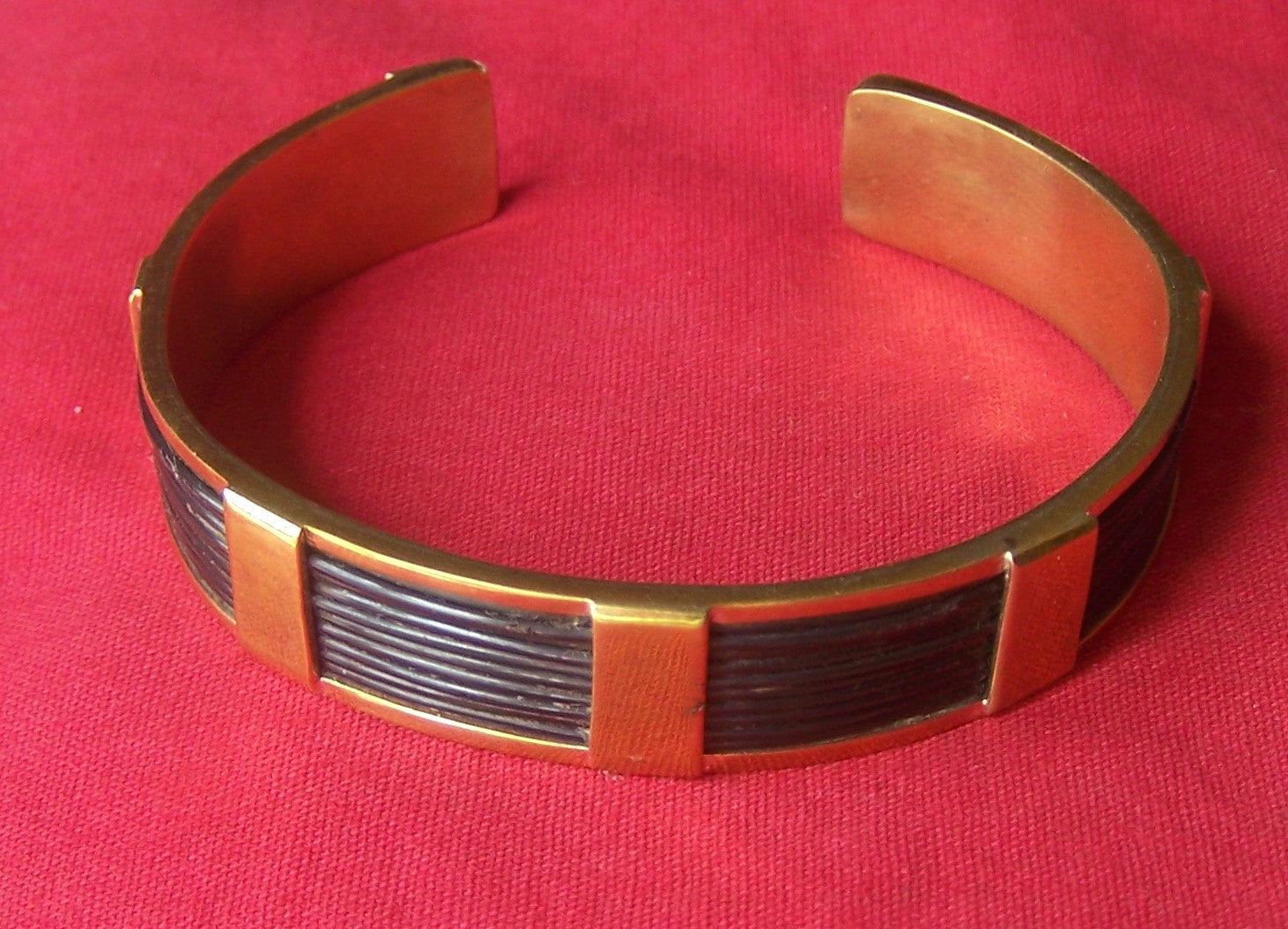 A brass circlet with dark, black or ebony elephant hairs held tightly betwixt its layers. Classy, naturally elegant, straight-out-of-Africa look and feel. - LG