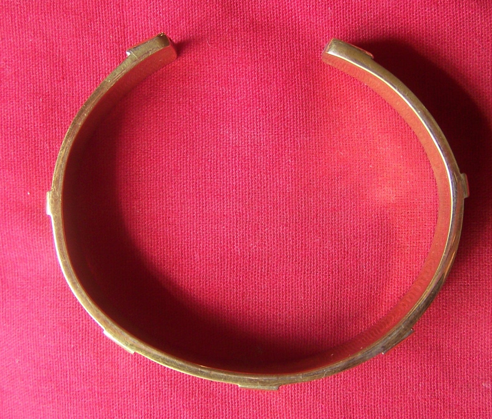 Sized at a Ladies' 3"/7.62cm in diameter, which is better suited to a smaller wrist, and a Men's 3.5"/8.89cm in diameter, better suited to a medium to large wrist or as a bangle for a small or medium wrist. - LG