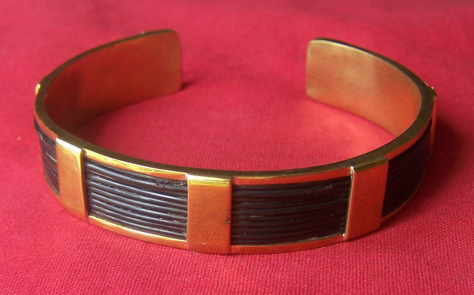 3/4" or 20mm wide, the LG elephant hair bracelet encloses between 7 and 10 dark, ebony and black elephant hairs between its brassy layers.