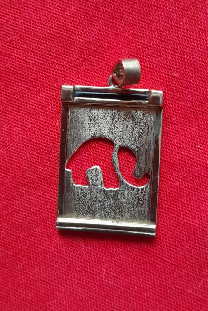 SE4 18ct gold pendant with genuine elephant hair